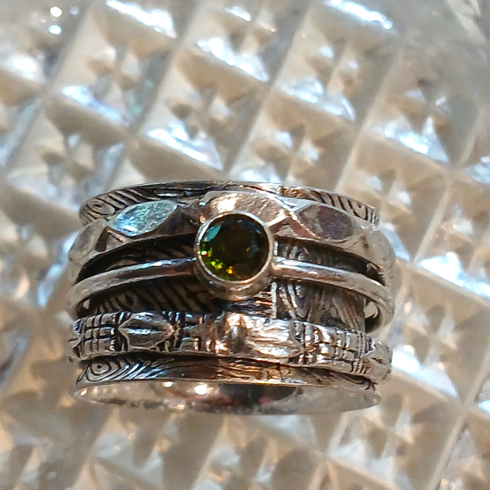 925 Sterling Silver Spin Ring W/ Peridot Accent